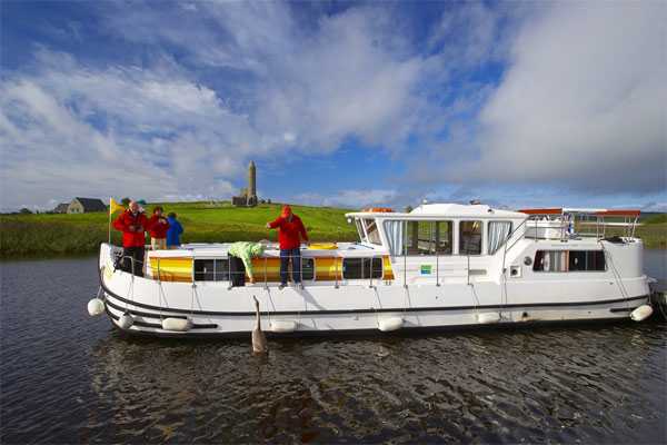 Cruisers for hire on the Shannon River - P1400 Flying Bridge