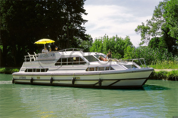 Cruisers for hire on the Shannon River - Classique