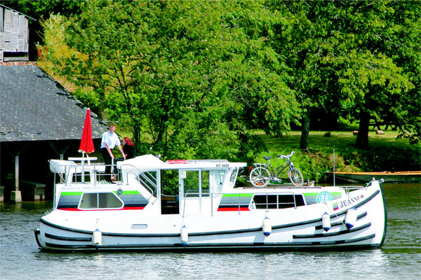 Cruisers for hire on the Shannon River - P1020 Flying Bridge