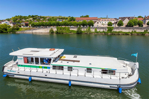 Cruisers for hire on the Shannon River - P1500 R Aft Deck