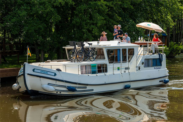 Cruisers for hire on the Shannon River - P1165FB