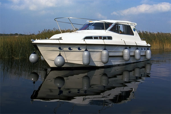 Cruisers for hire on the Shannon River - Wave Duke