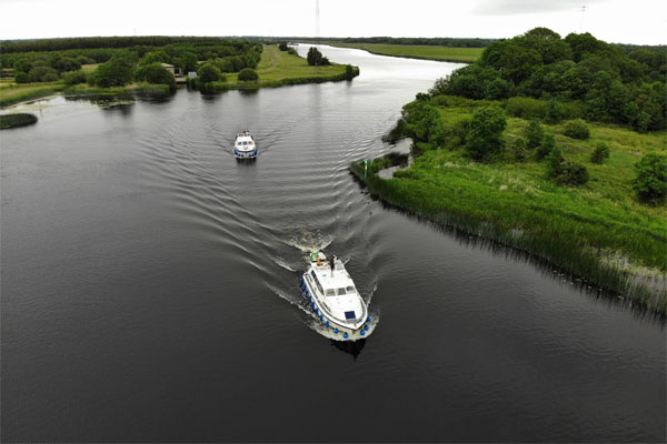 Shannon Boat Hire Gallery - Low speed chase