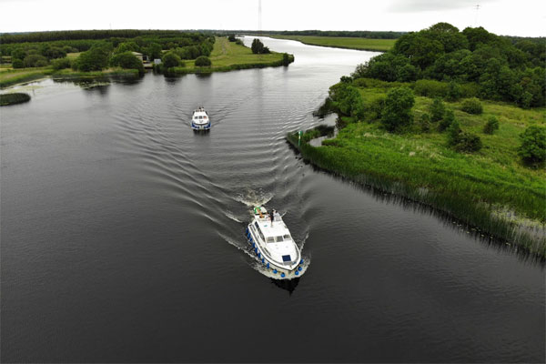 Shannon Boat Hire Gallery - Low speed chase