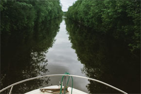 Shannon Boat Hire Gallery - A very straight canal