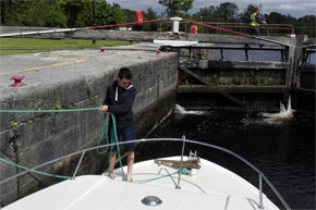 Shannon Boat Hire Gallery - Sunny day in a lock