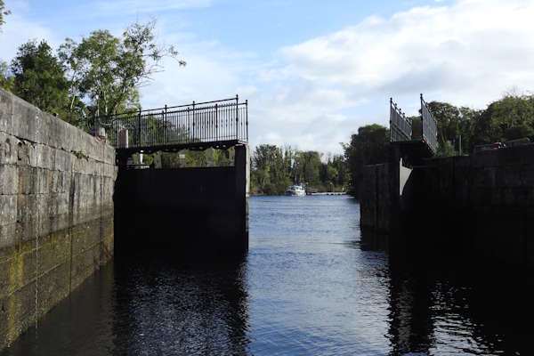 Shannon Boat Hire Gallery - Leaving a lock on a Horizon 1