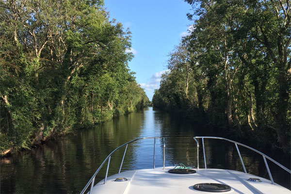 Cruising the Jamestown Canal