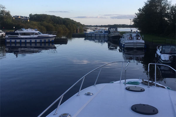 Shannon Boat Hire Gallery - Coming into mooring on an Elegance