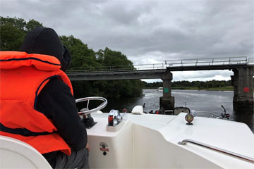 Shannon Boat Hire Gallery - A very low-speed chase