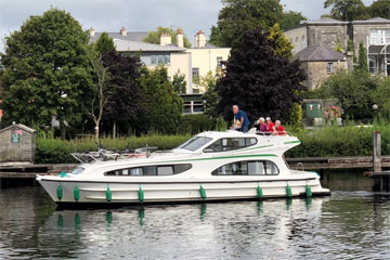 Shannon Boat Hire Gallery - Gently cruising on a Caprice