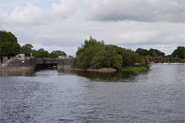 Shannon Boat Hire Gallery - Approaching a lock on a Tyrone Class