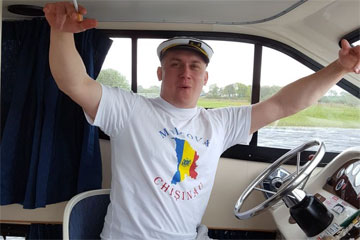 Shannon Boat Hire Gallery - Look, no hands!