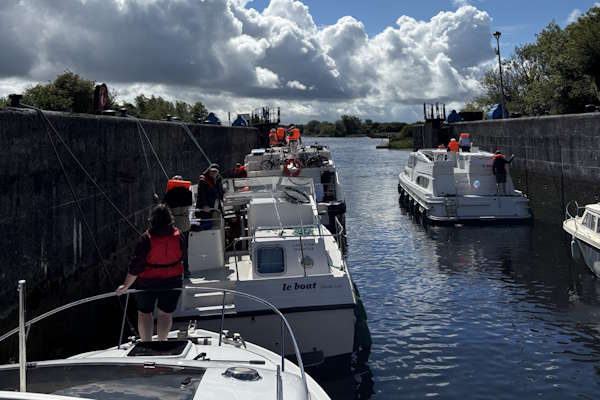 Shannon Boat Hire Gallery - Rush hour on the Shannon