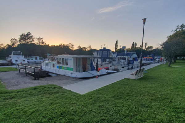 Shannon Boat Hire Gallery - Moored on a P1120R