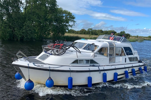 Shannon Boat Hire Gallery - Underway
