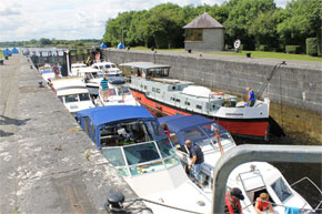 Shannon Boat Hire Gallery - A busy lock on the Shannon