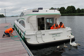 Shannon Boat Hire Gallery - Mooring an Elegance