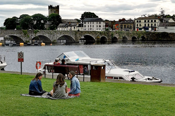 Wave Early moored at Killaloe