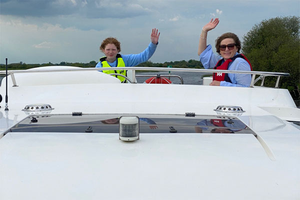 Shannon Boat Hire Gallery - Watch out for the big wave!