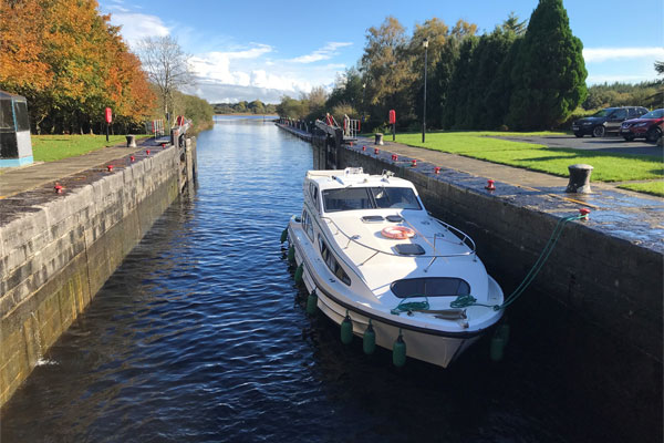 Shannon Boat Hire Gallery - Taking an Elegance through a lock