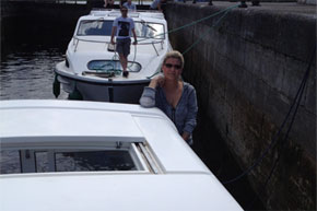 Shannon Boat Hire Gallery - Taking a Carlow Class through a Lock