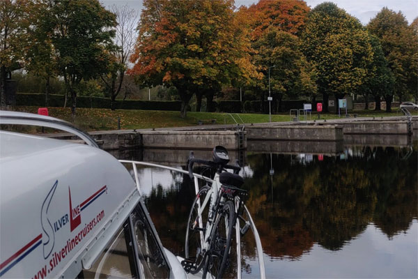 Shannon Boat Hire Gallery - Coming into moor on a Silver Stream