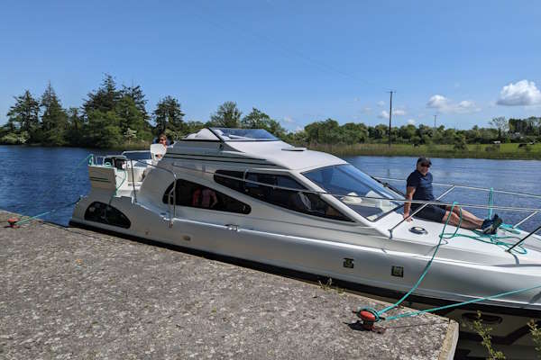 Shannon Boat Hire Gallery - Enjoying the sunshine on a Consul