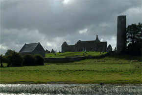 Shannon Boat Hire Gallery - Passing Clonmacnoise