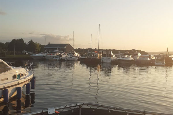 Shannon Boat Hire Gallery - All is quiet.