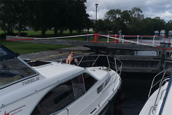 Taking a Silver Swan through a lock