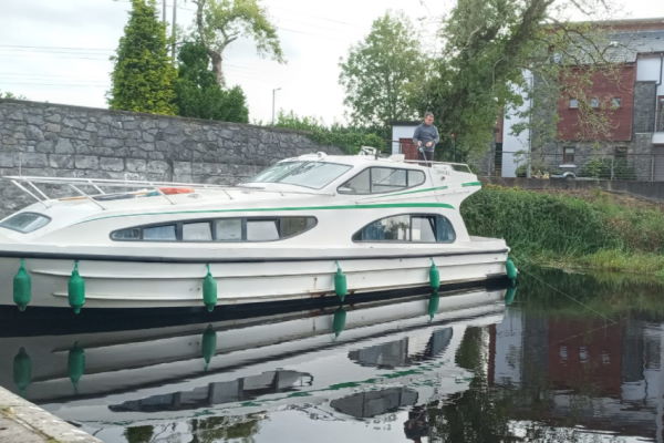 Shannon Boat Hire Gallery - Mooring a Caprice