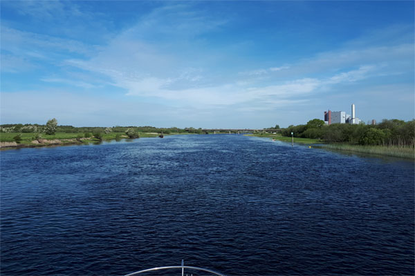 Shannon Boat Hire Gallery - Approaching Shannonbridge.