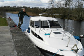 Shannon Boat Hire Gallery - I hope the boat doesn't move