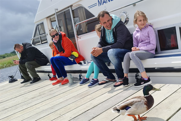 Shannon Boat Hire Gallery - Just kickin' back, watching the ducks.