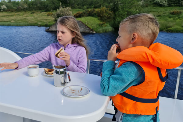 Shannon Boat Hire Gallery - Lunch time