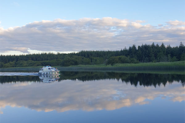 Shannon Boat Hire Gallery - The race is on!