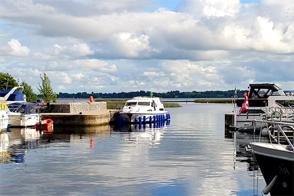 Shannon Boat Hire Gallery - Mooring on a Longford Class Cruiser