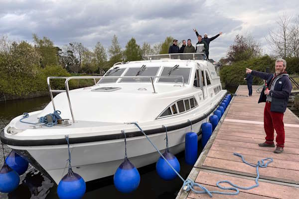 Shannon Boat Hire Gallery - Where's the driver gone?