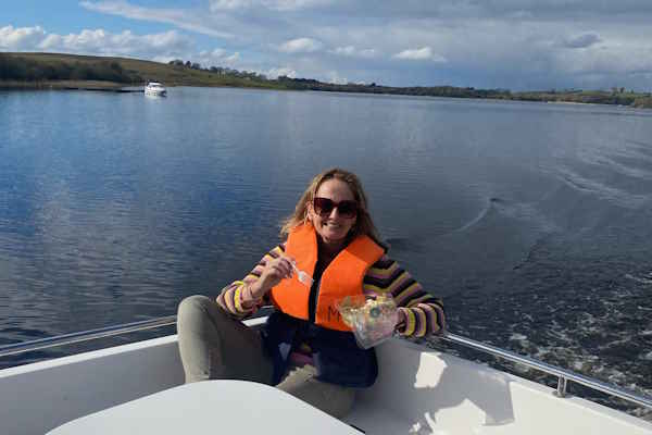 Shannon Boat Hire Gallery - A leisurely lunch on lough Erne