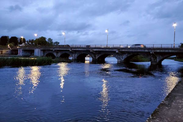 Shannon Boat Hire Gallery - Moored at Tarmonbarry