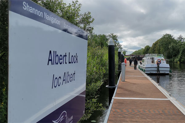 Shannon Boat Hire Gallery - Waiting at Albert Lock