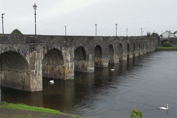 Shannon Boat Hire Gallery - The bridge at Shannonbridge