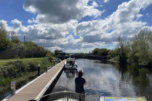 Rush hour at a lock
