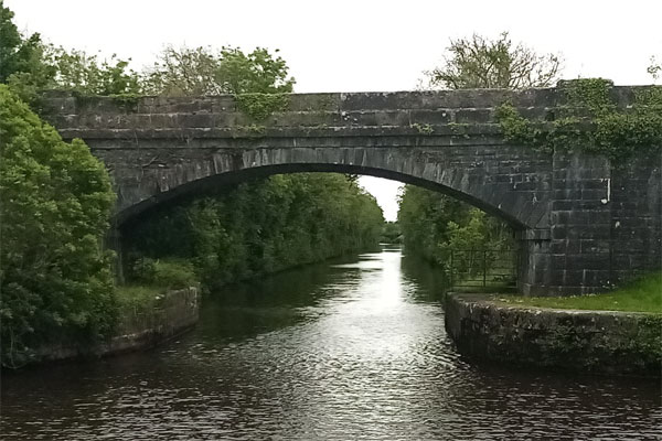 Shannon Boat Hire Gallery - Low bridge ahead