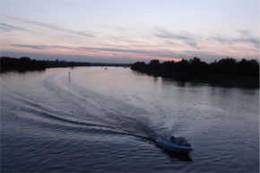 Shannon Boat Hire Gallery - Just making it back before dark.