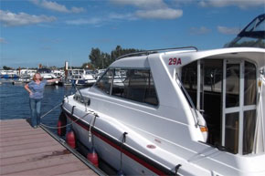 Shannon Boat Hire Gallery - Enjoying a little sunshine in the quayside