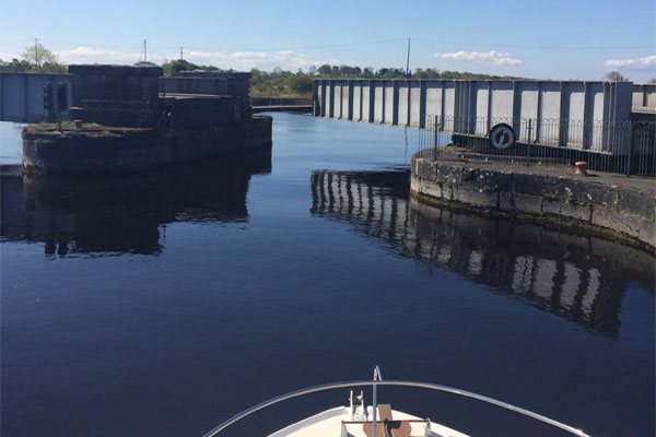 Passing through the swing-bridge at Portumna