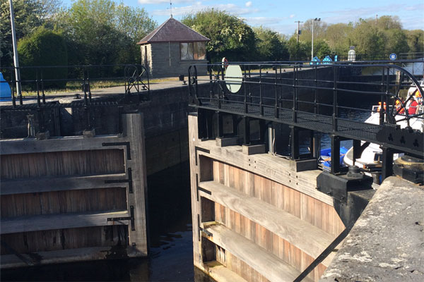 Shannon Boat Hire Gallery - Entering a lock on a Shannon Star