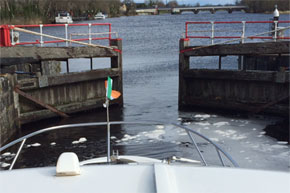 Shannon Boat Hire Gallery - Taking a Magnifique through Tarmonbarry  Lock